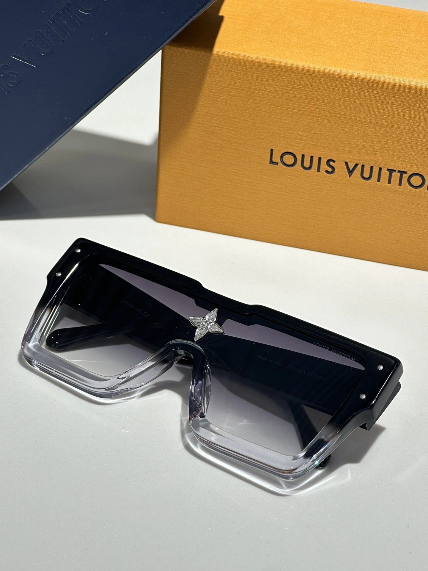 LOUVIS VUITTON SUNGLASSES 