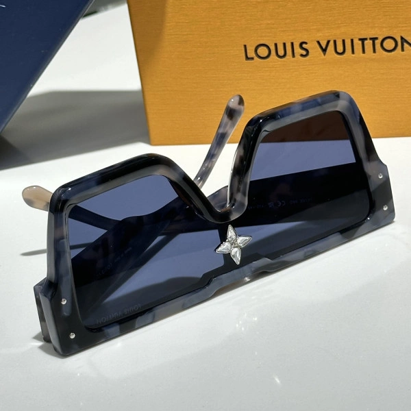 LOUVIS VUITTON SUNGLASSES 