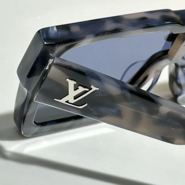 LOUVIS VUITTON SUNGLASSES 