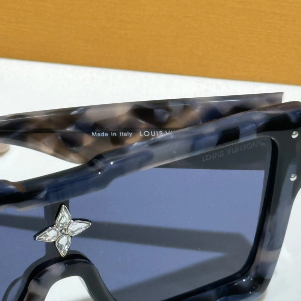 LOUVIS VUITTON SUNGLASSES 