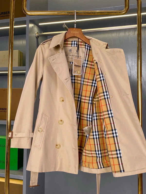 Burberry Short Kensington Heritage Trench Coat 